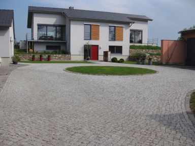 Terrassierung mit Natursteineinfassung