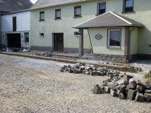 Jetzt folgen die ersten Großpflastereinfassungen, hier aus gebrauchten Basaltgroßpflaster und die Schottertragschicht aus gebrochenem Hartgestein 0-32mm wird eingebaut, verdichtet und planiert. Jetzt folgen die ersten Großpflastereinfassungen, hier aus gebrauchten Basaltgroßpflaster und die Schottertragschicht aus gebrochenem Hartgestein 0-32mm wird eingebaut, verdichtet und planiert.