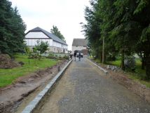 Nun entstehen die Großpflastereinfassungen der Einfahrt und die Torsäulen aus Demitzer Granit werden gesetzt. Nun entstehen die Großpflastereinfassungen der Einfahrt und die Torsäulen aus Demitzer Granit werden gesetzt.